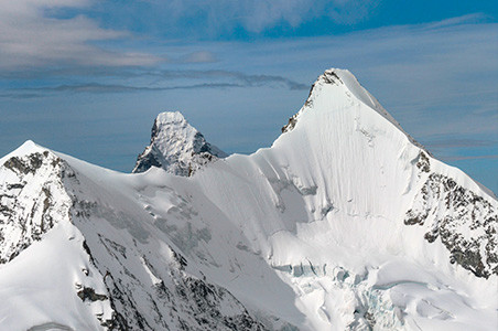 Emilien badoux ridet das Obergabelhorn mit dem snowboard