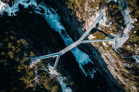 Norwegen: verrückte Brücke mitten in der Natur