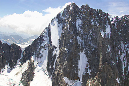 Dani Arnold mit neuem speedrekord am Grandes-Jorasses