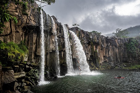 Des plongeons en falaise inédits dans la jungle du Guatemala avant le début des Red Bull Cliff Diving World Series 2023