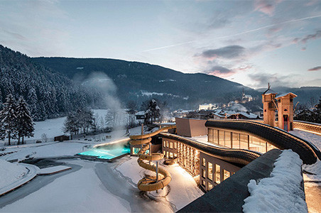 Südtirol: Skifahren auf einem Hoteldach