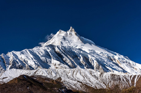 Anna Tybor befährt den Manaslu auf Ski